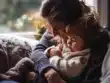 «Γονιός αγκαλιάζει τρυφερά το παιδί του σε στιγμή ηρεμίας και εμπιστοσύνης»