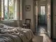 Ακατάστατο κρεβάτι σε φωτεινό υπνοδωμάτιο με ανοιχτά παντζούρια και ανοιχτή πόρτα, συμβολίζοντας τα μικρά βήματα απέναντι στην κατάθλιψη.