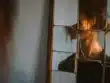 Άτομο μπροστά σε κατακερματισμένο καθρέφτη