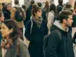 Γυναίκα στέκεται ανάμεσα σε πλήθος ανθρώπων, αποτυπώνοντας την αίσθηση της συναισθηματικής αορατότητας και τον φόβο να φανεί.