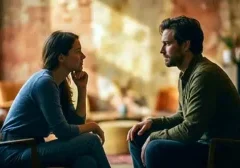 Δύο άνθρωποι σε βαθιά ακρόαση, δείχνοντας την εσωτερική αντήχηση και την παρουσία χωρίς λόγια