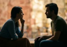 Δύο άνθρωποι συνδέονται μέσα από τη σιωπή και τη γλώσσα του σώματος σε ένα ηλιόλουστο καφέ