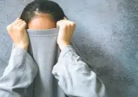 Άνθρωπος που νιώθει έντονη νοσοφοβία και άγχος