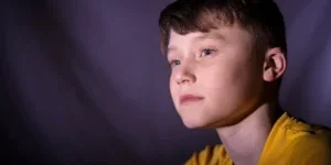 Έφηβος βιώνει θλίψη για την απώλεια πατέρα στην εφηβεία