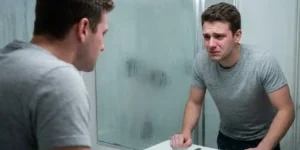 Κοντινή εικόνα προσώπου που κλαίει, συμβολίζοντας τον σιωπηλό πόνο.