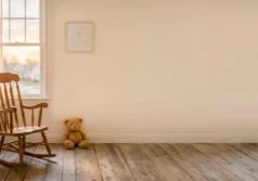 Θολωμένο παράθυρο από παγωνιά που δείχνει μια οικογένεια στο βάθος, συναισθηματική παραμέληση στην παιδική ηλικία