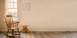 Θολωμένο παράθυρο από παγωνιά που δείχνει μια οικογένεια στο βάθος, συναισθηματική παραμέληση στην παιδική ηλικία